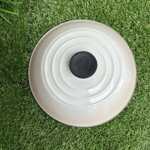 Le Creuset   Color: Meringue Lid 10 qt.
9+ Servings only new
